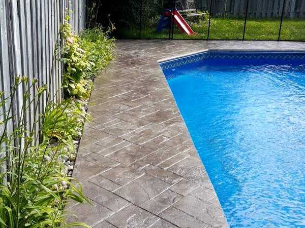 Contour de piscine