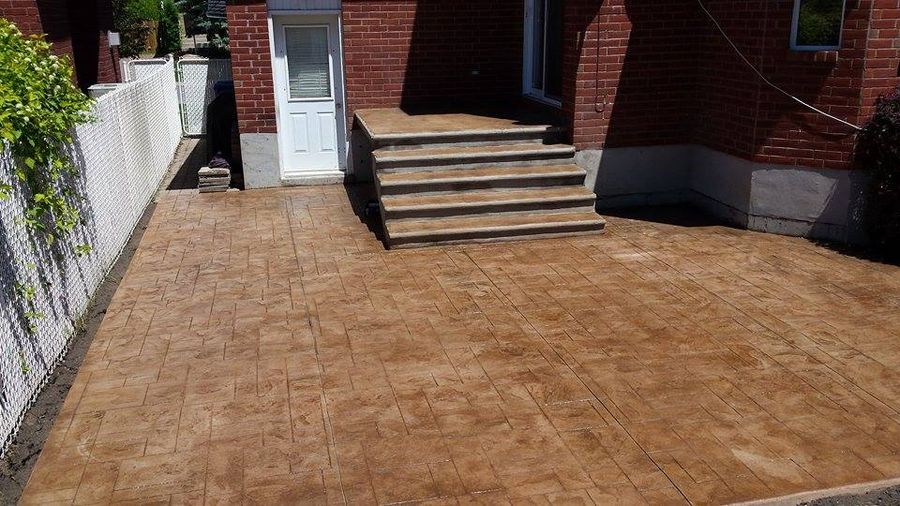 Patio estampé avec marches